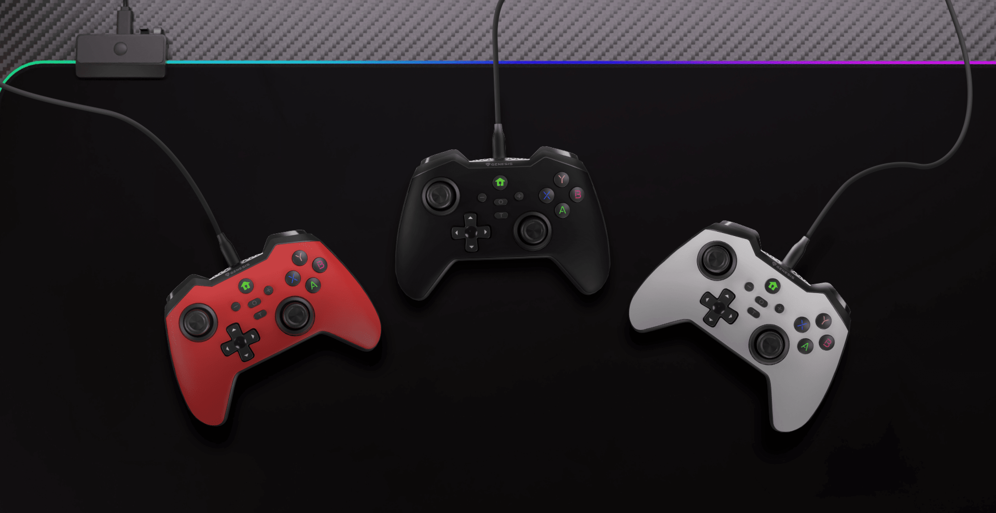 Drei kabelgebundene Gamepads in den Farben Rot, Schwarz und Weiß, entwickelt für PC, Switch und mobiles Spielen