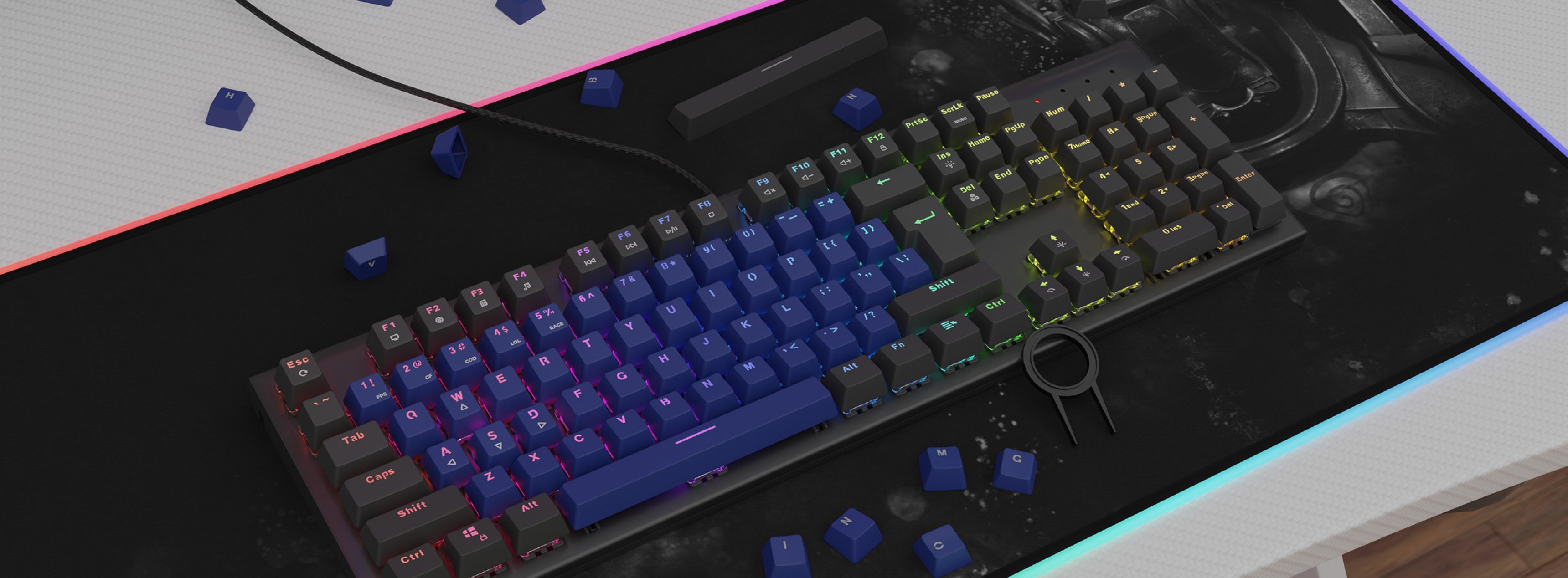 Farbenfrohe mechanische Tastatur mit blauen Double-Shot-Tastenkappen und verstreuten blauen Tastenkappen auf einem Gaming-Mauspad