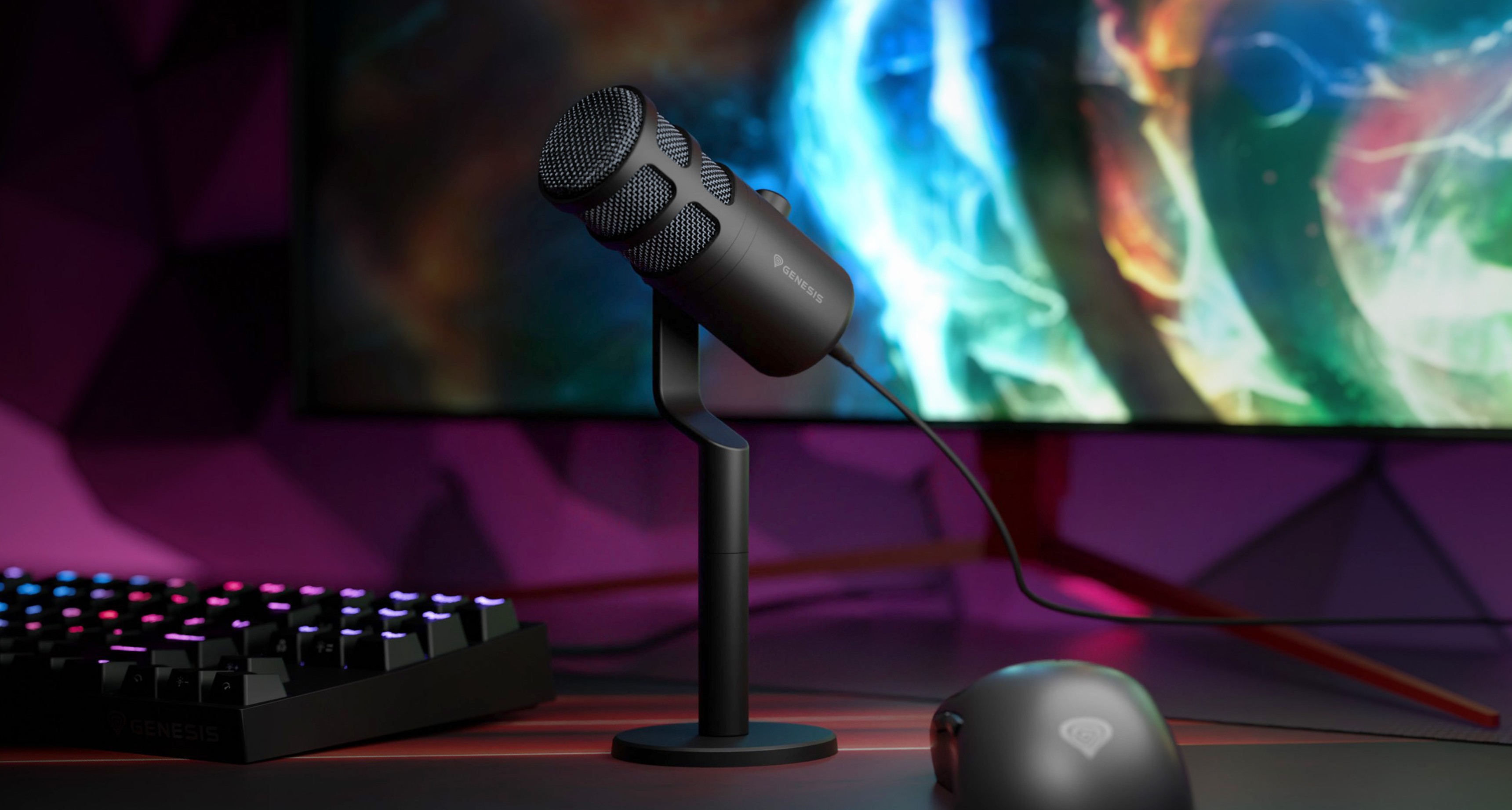 Dynamisches USB-Mikrofon auf einem Ständer, mit einem bunten Hintergrund und einer Gaming-Tastatur und -Maus in der Nähe