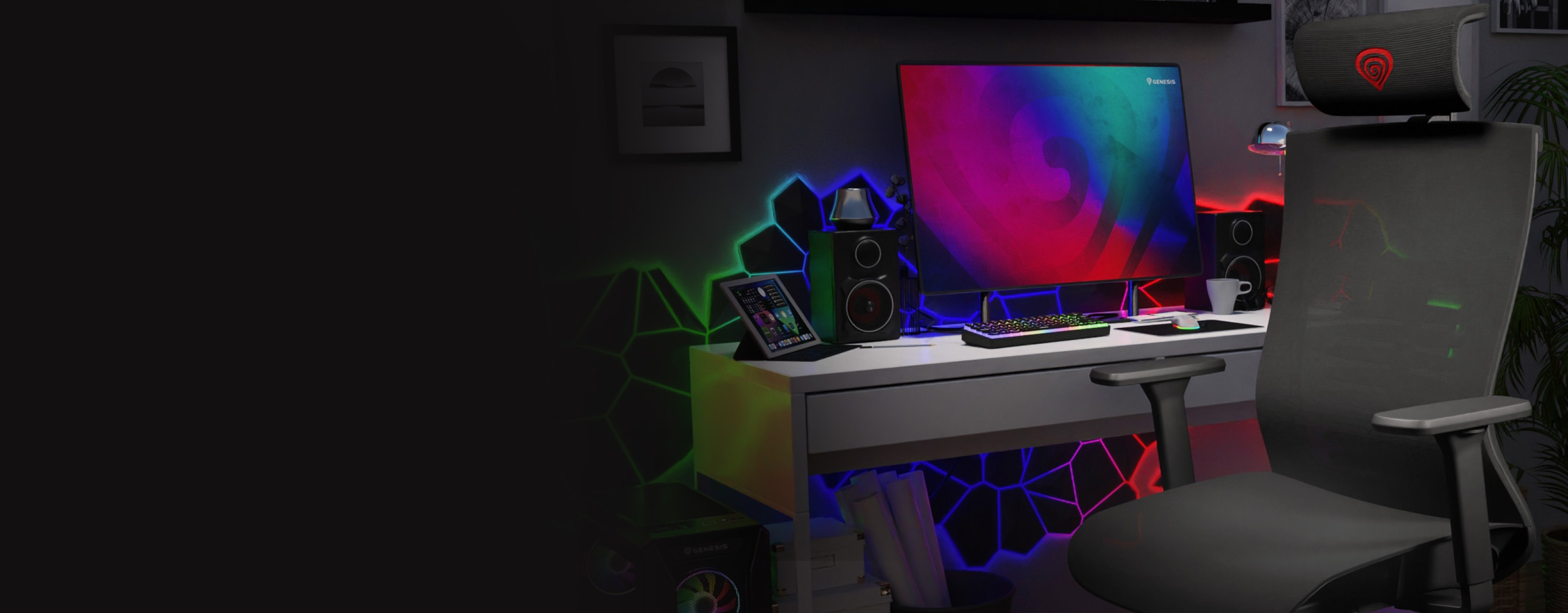 Ergonomischer schwarzer Gaming-Stuhl, Genesis Astat 700 G2, in einem farbenfrohen, modernen Arbeitsbereich mit einem Monitor und Gaming-Zubehör