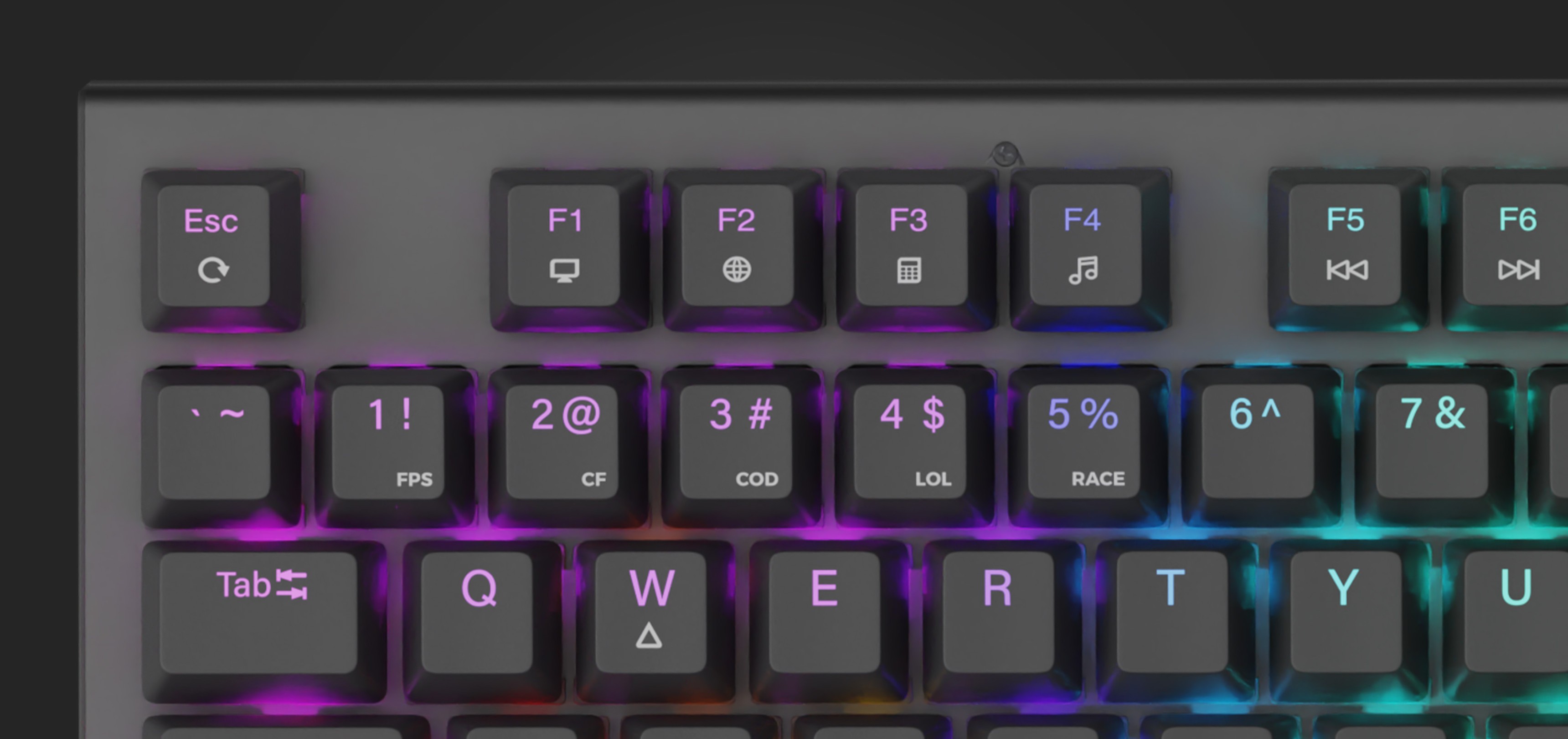 Nahaufnahme einer schwarzen mechanischen Gaming-Tastatur mit RGB-Hintergrundbeleuchtung und Optionen zur Tastenanpassung