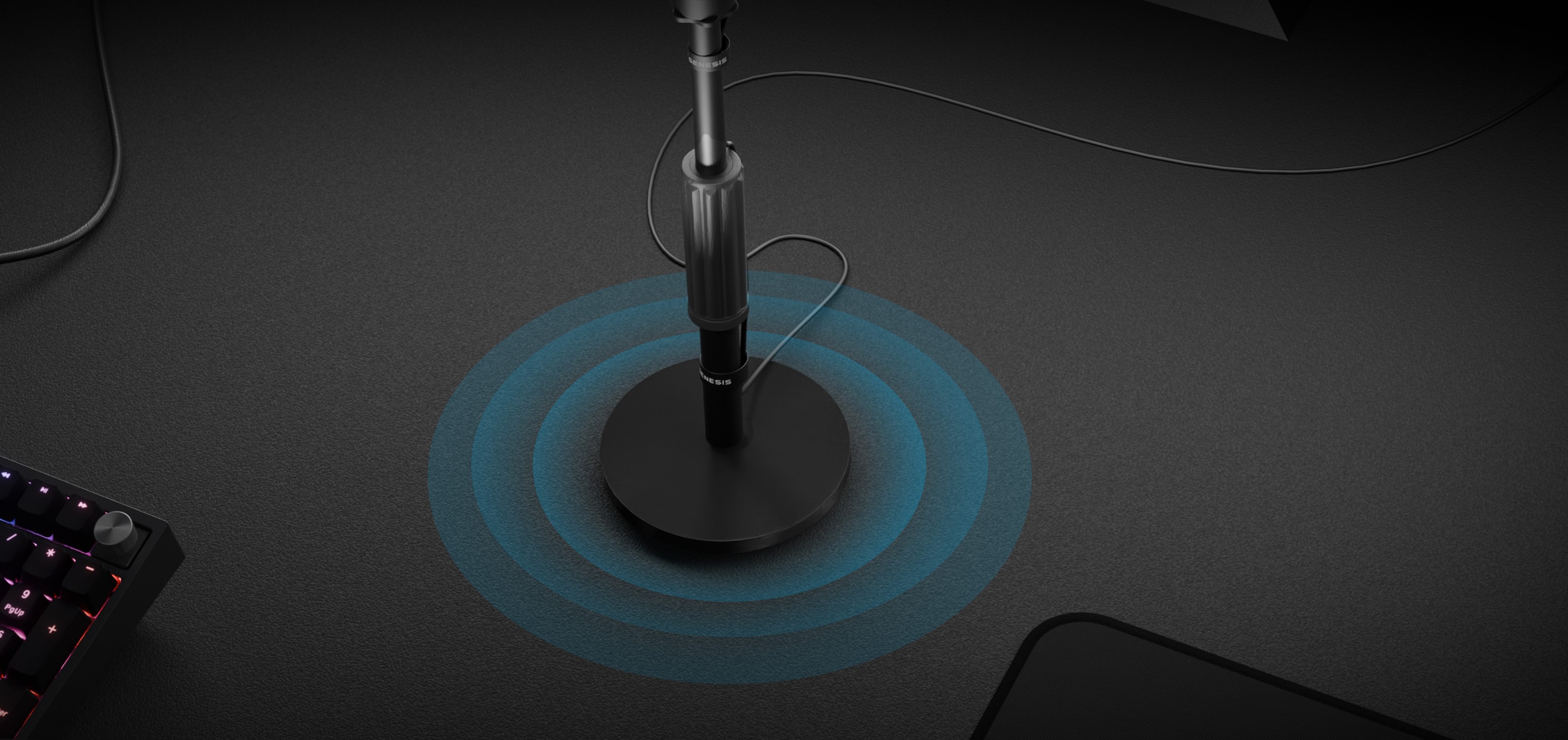 Mikrofonständer Genesis Thulium 350D auf einem Tisch mit Audiowellengrafik, in schlichtem schwarzem Design