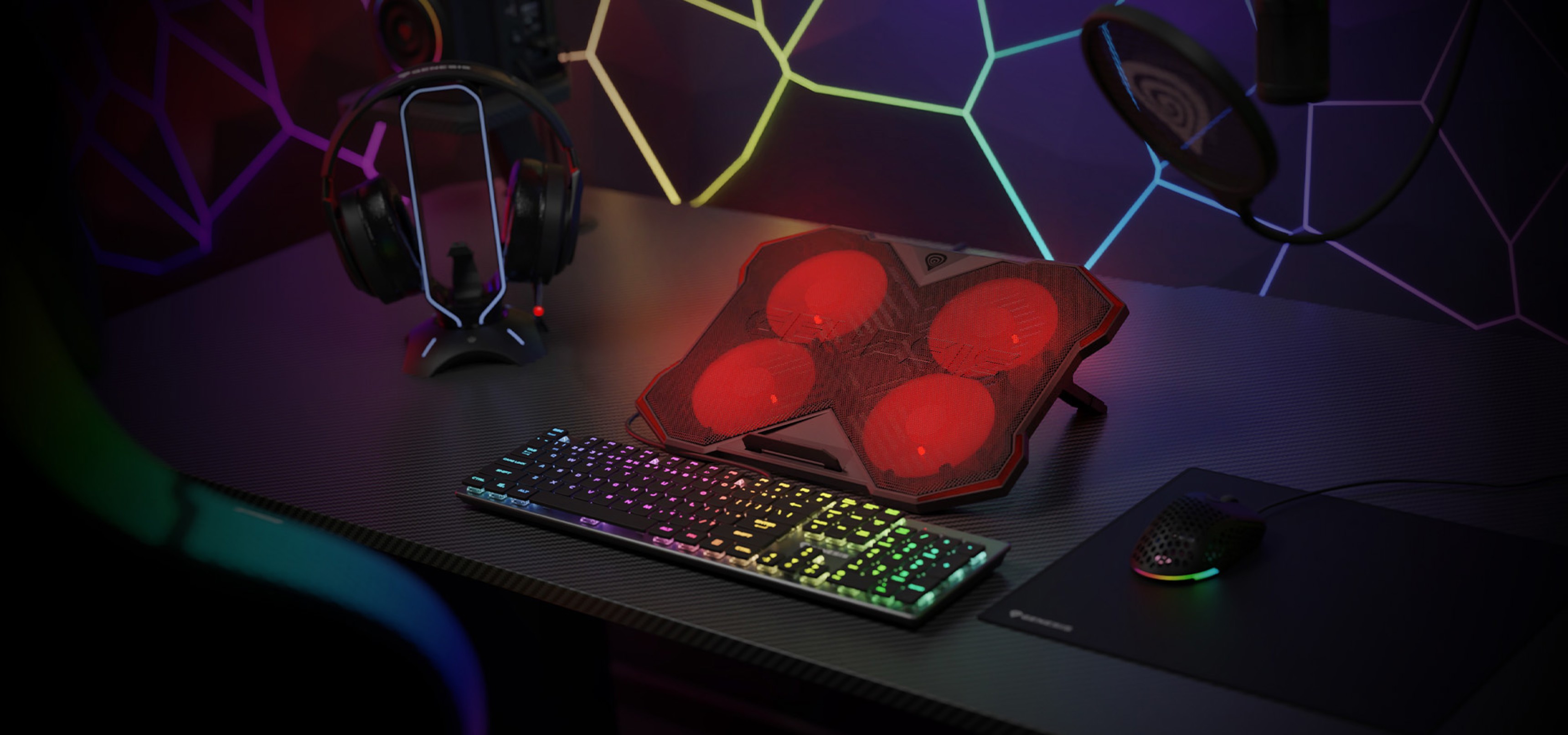 Kühlpad für Laptops mit vier roten Lüftern, RGB-Beleuchtung und zwei USB-Anschlüssen, dargestellt auf einem Gaming-Tisch-Setup