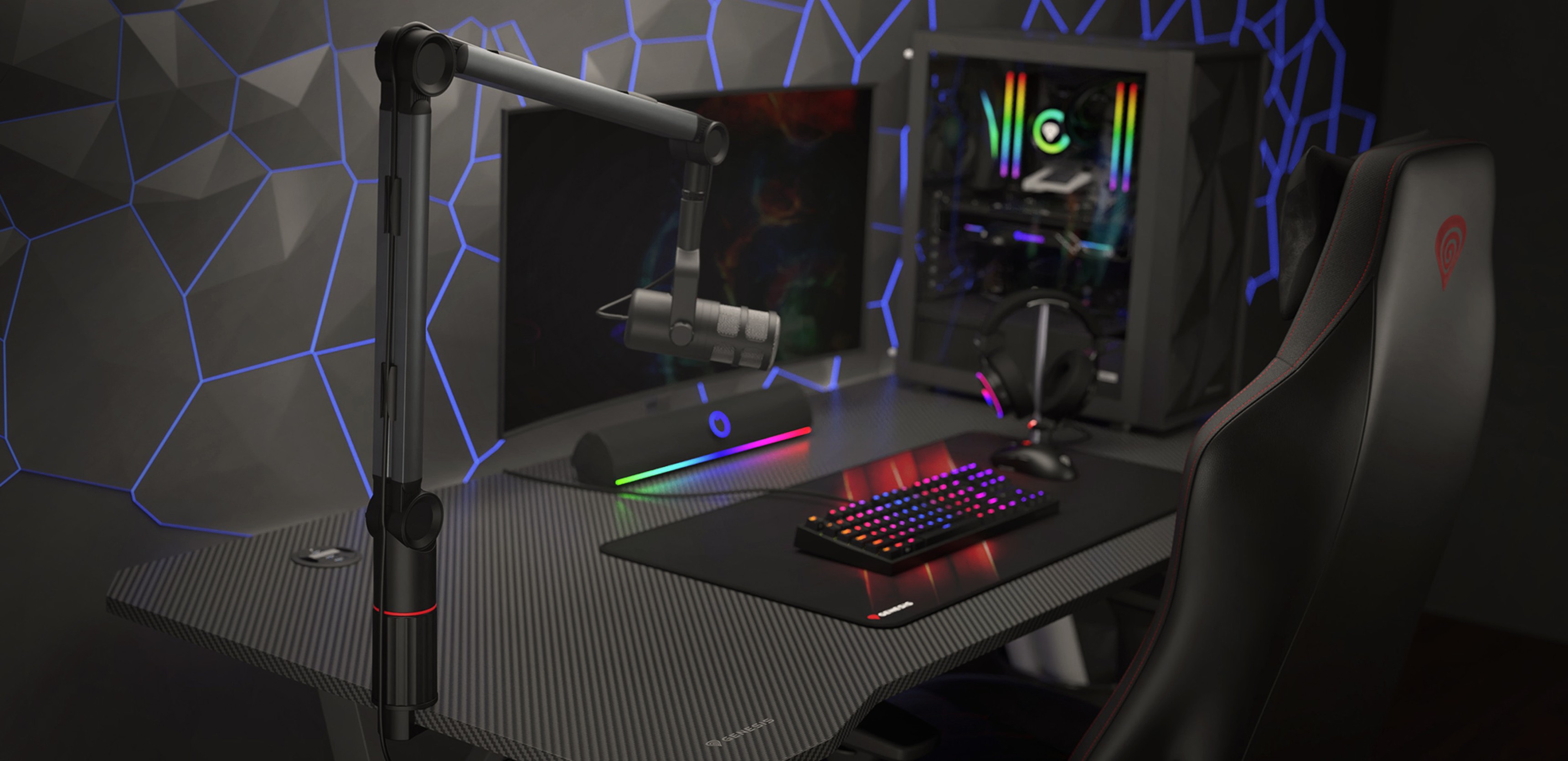 Mikrofonarm auf einem Gaming-Schreibtisch mit einer bunten Tastatur, einem Gaming-Stuhl und einem Computerturm im Hintergrund