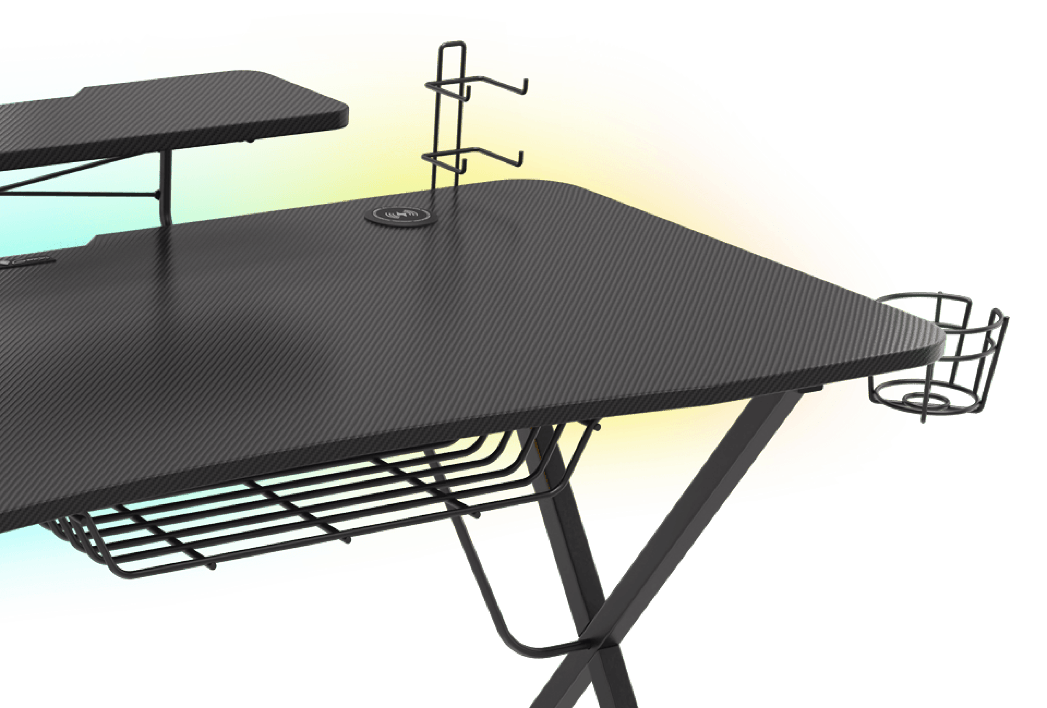 Gaming-Schreibtisch mit Kohlefasertextur, erhöhter Ablage, Kabelmanagement und Becherhalter. RGB-Beleuchtungsgradient im Hintergrund