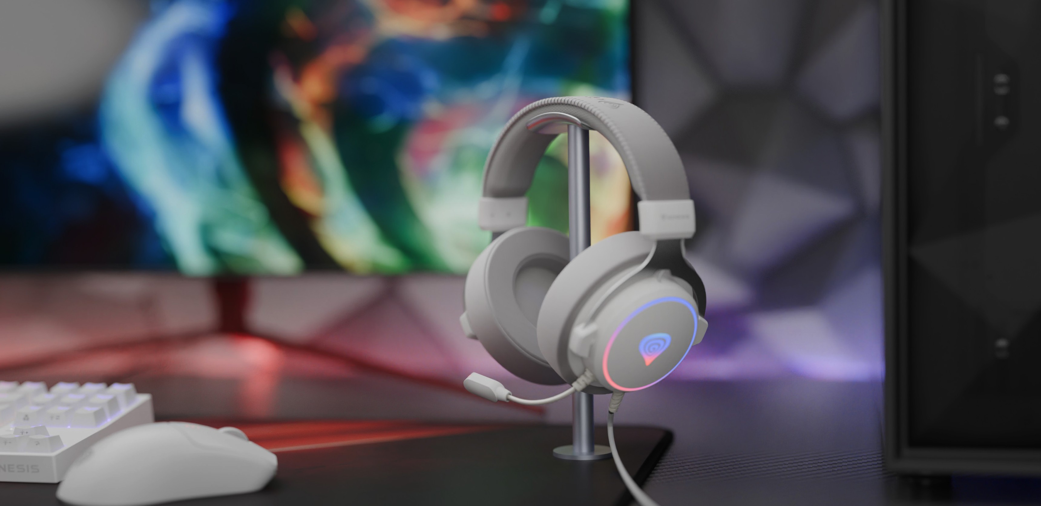 Weißes Over-Ear-Gaming-Headset mit RGB-Beleuchtung und Mikrofon, das auf einem Ständer vor einem bunten Hintergrund steht.