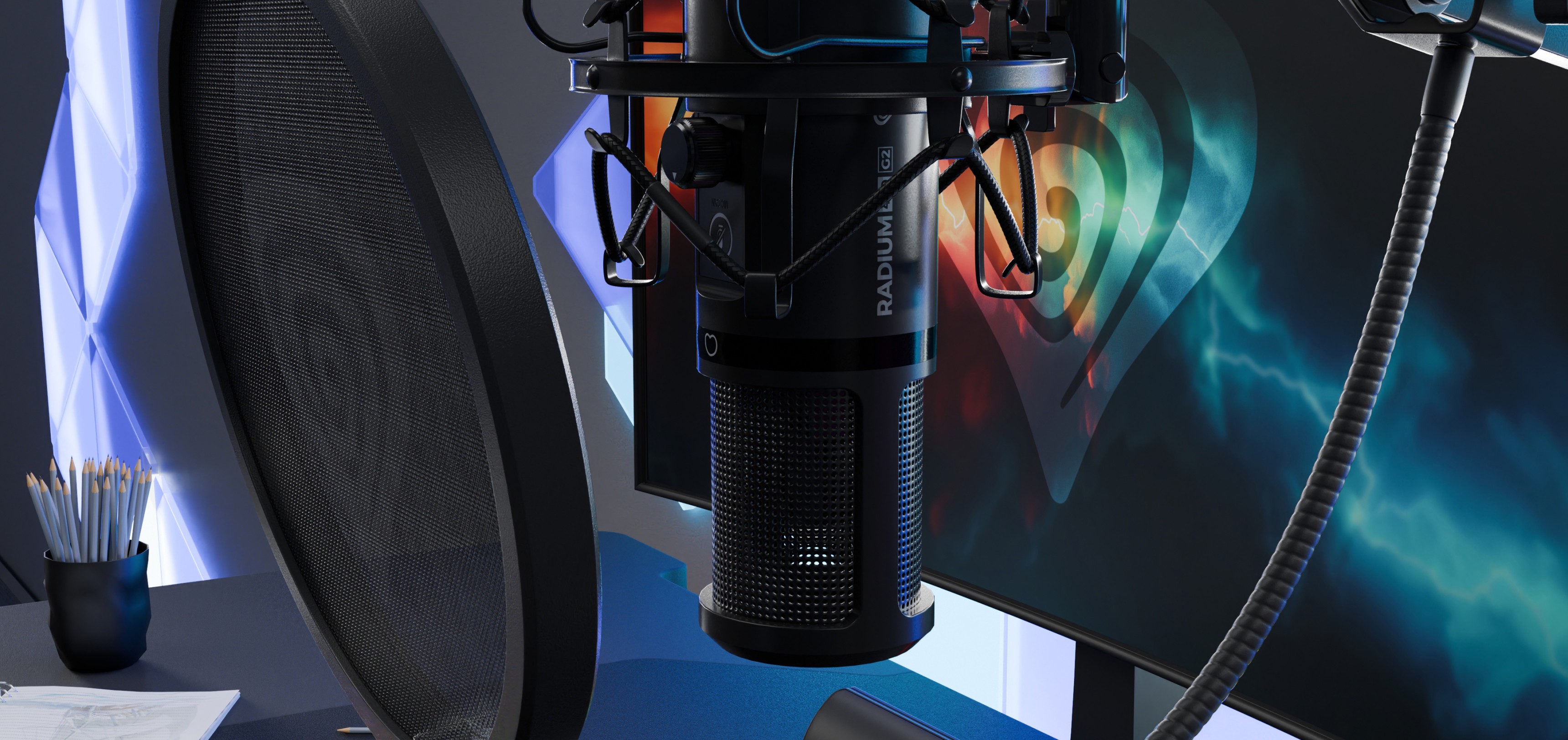 USB-Studiomikrofon mit Pop-Filter, das in der Nähe eines Computermonitors und eines Schreibtischs mit Schreibzeug positioniert wird