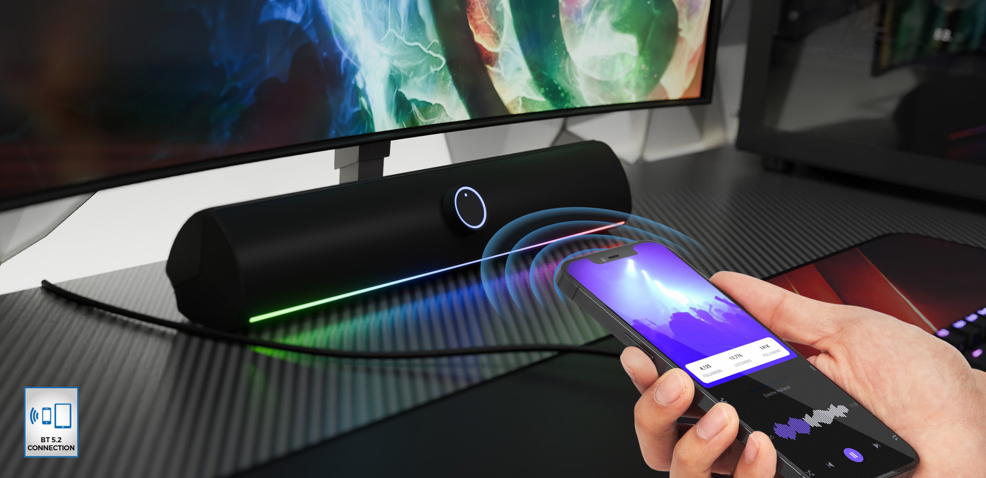 Bluetooth-Soundbar in Schwarz mit LED-Beleuchtung, die kabellos über ein Smartphone auf dem Schreibtisch gesteuert wird