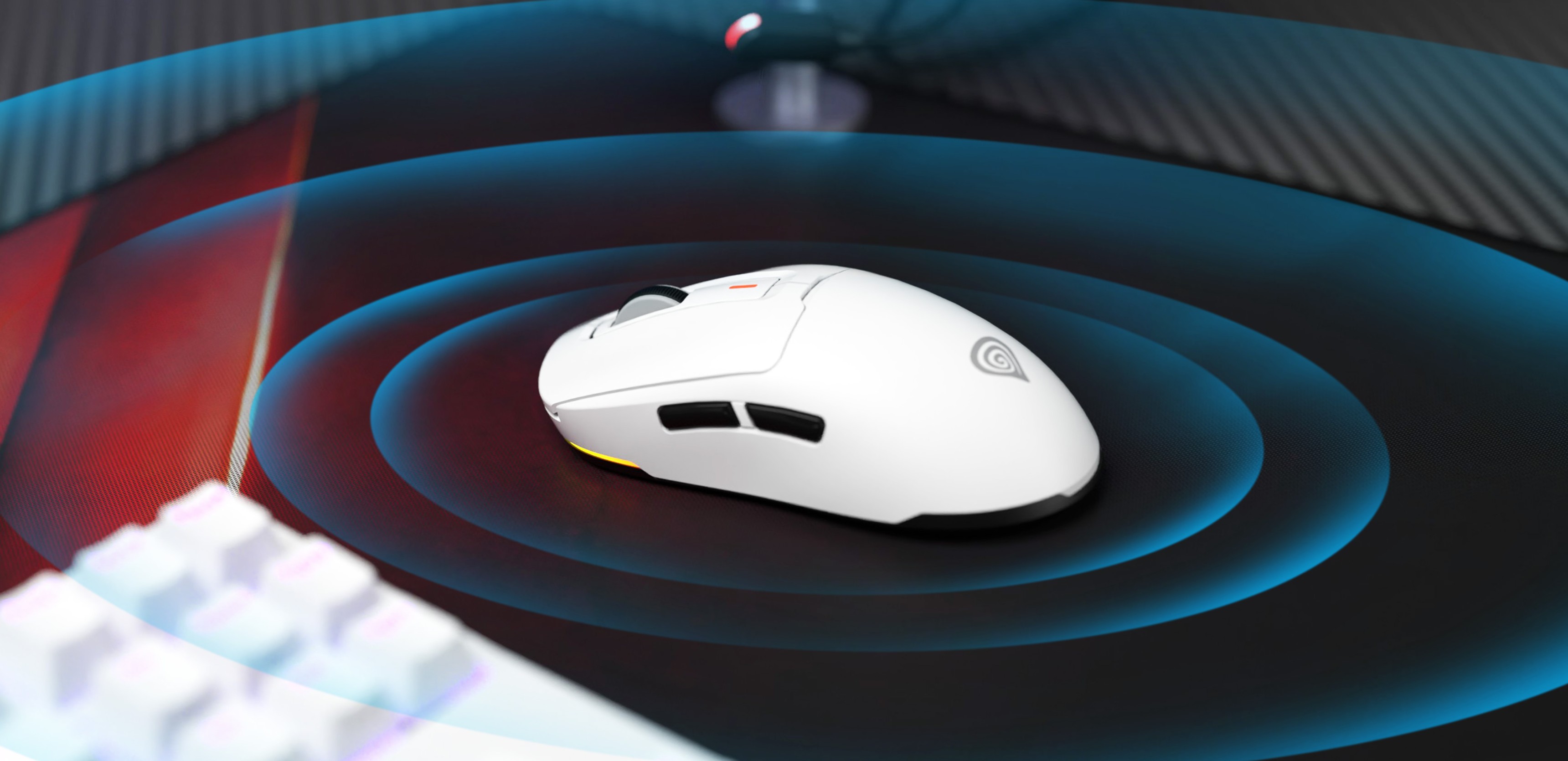 Kabellose Gaming-Maus Genesis Zircon 660 in Weiß mit schlankem Design und 12.000 DPI-Empfindlichkeit, die auf einer Gaming-Oberfläche platziert wird