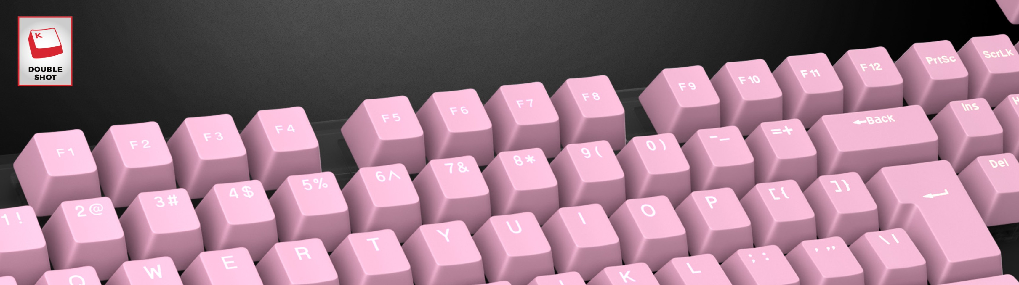 Blassrosa Double-Shot-Tastenkappen, die auf einer Tastatur angeordnet sind, mit klaren Beschriftungen für jede Taste