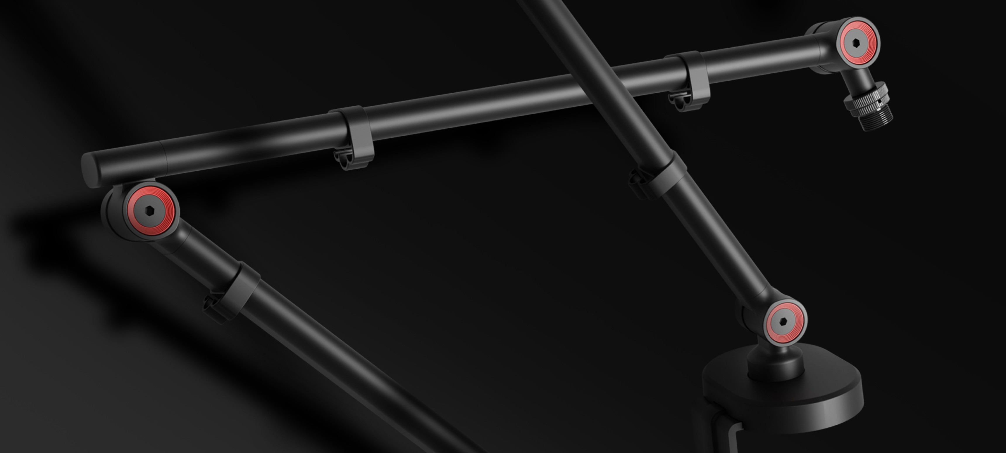 Mikrofonarm mit Kopfhörerhalterung, mit verstellbaren Gelenken und einer stabilen Basis. Schwarzes Design mit roten Akzenten