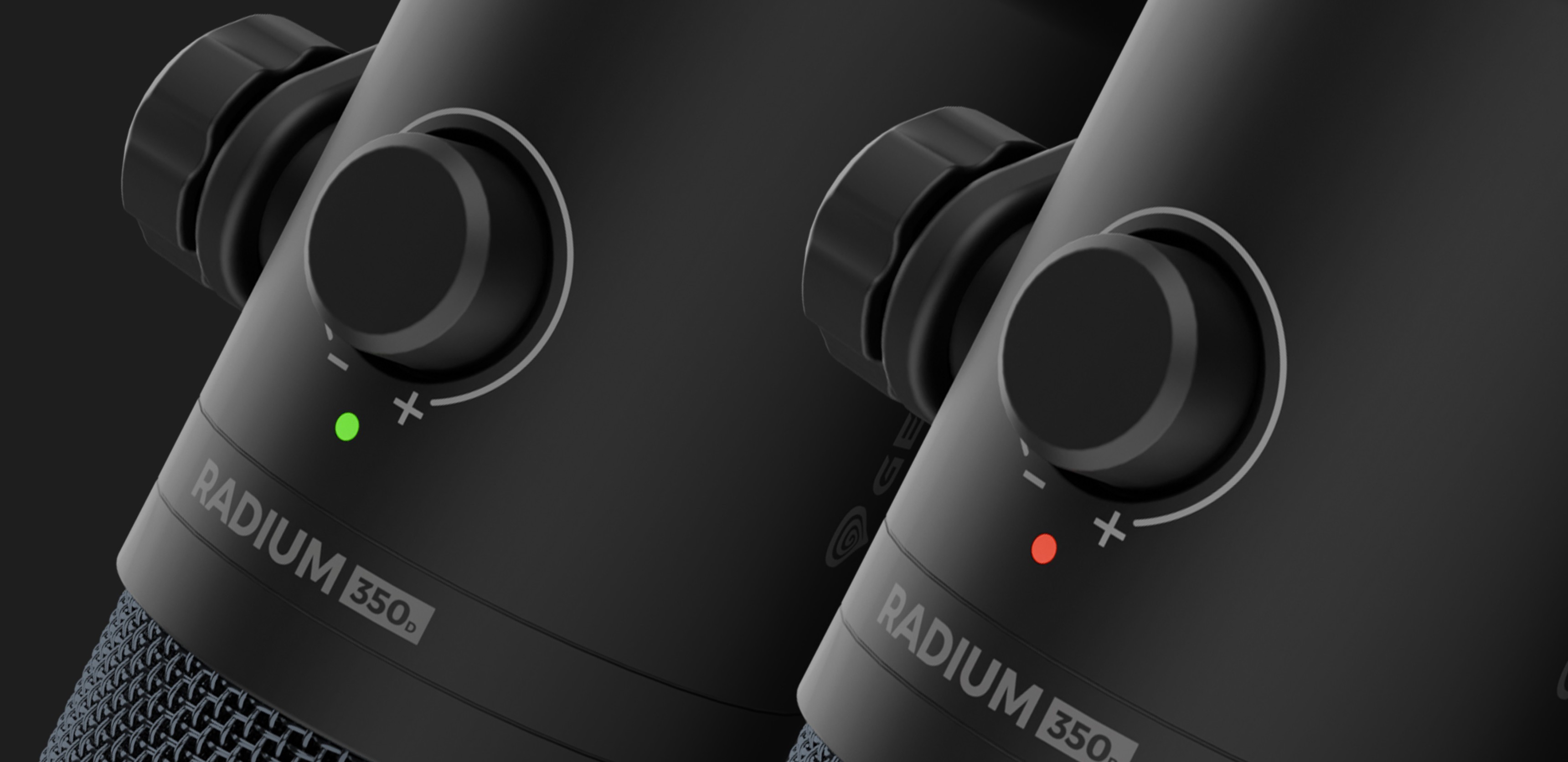 Nahaufnahme von zwei dynamischen USB-Mikrofonen Genesis Radium 350D mit Bedienknöpfen und Kontrollleuchten