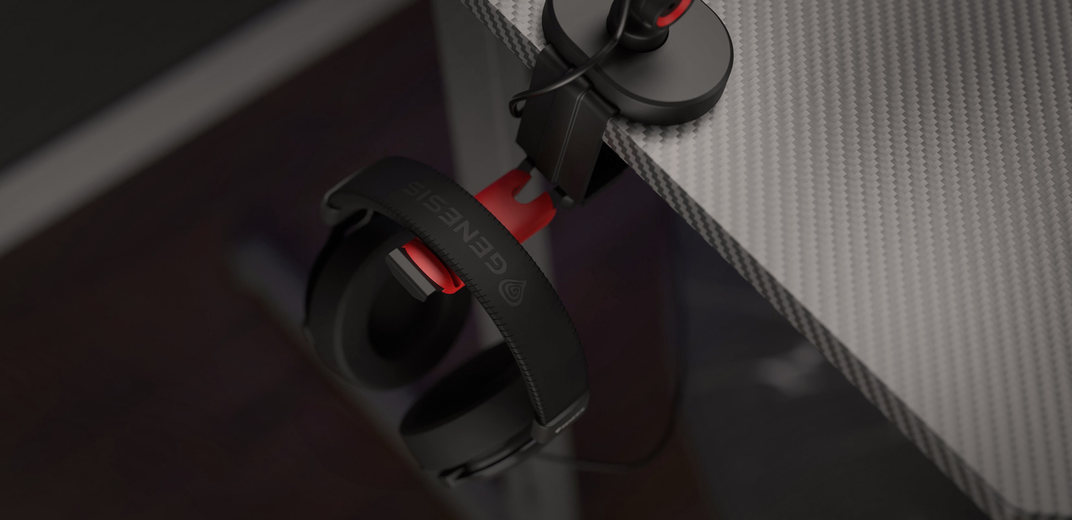 Mikrofonarm mit Headset-Aufhänger, der ein Headset mit roten Akzenten zeigt, das an der Kante eines Schreibtisches befestigt ist