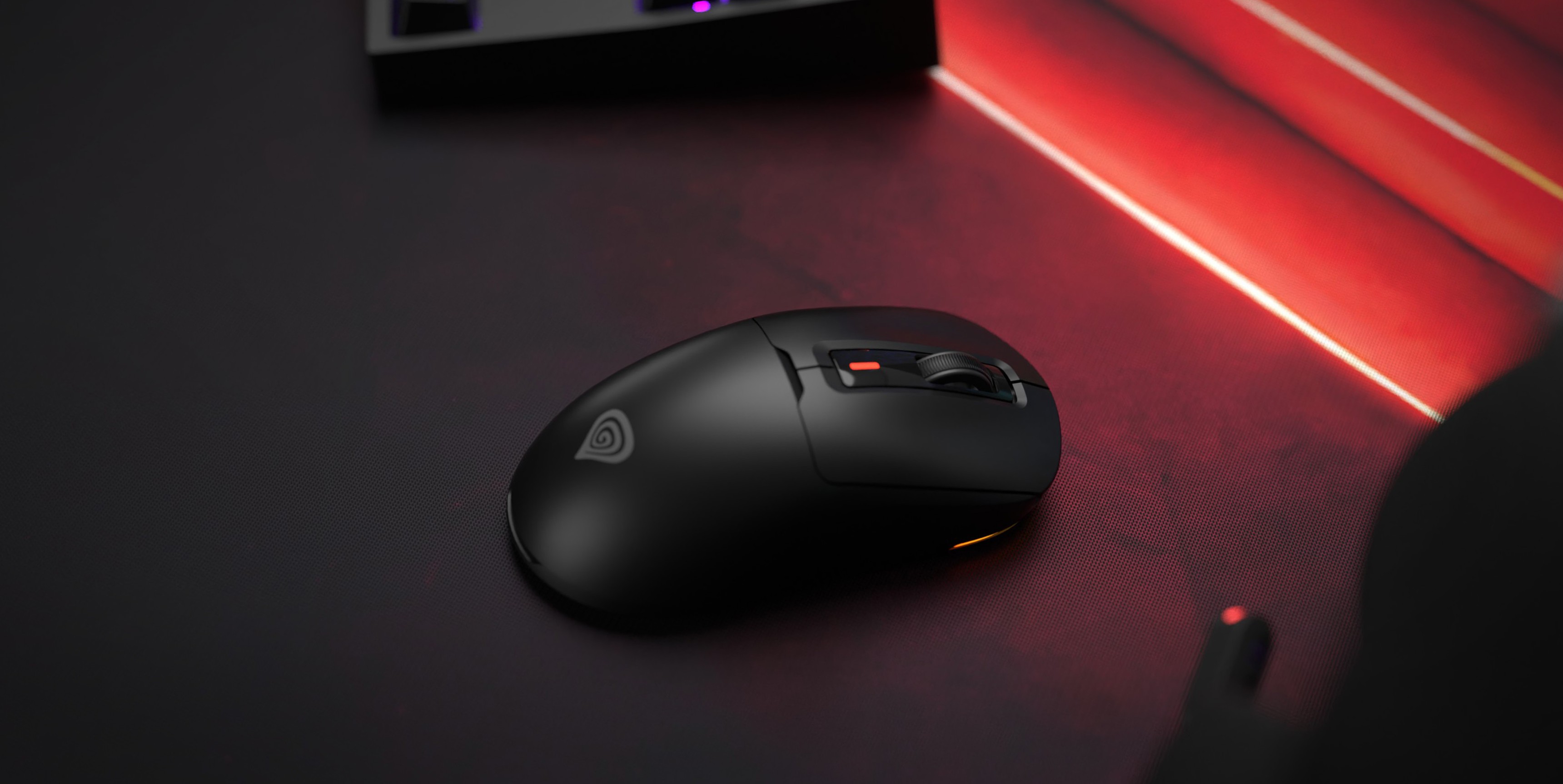 Kabellose Gaming-Maus im eleganten Design mit anpassbaren Tasten und lebendiger LED-Beleuchtung auf einer dunklen Oberfläche