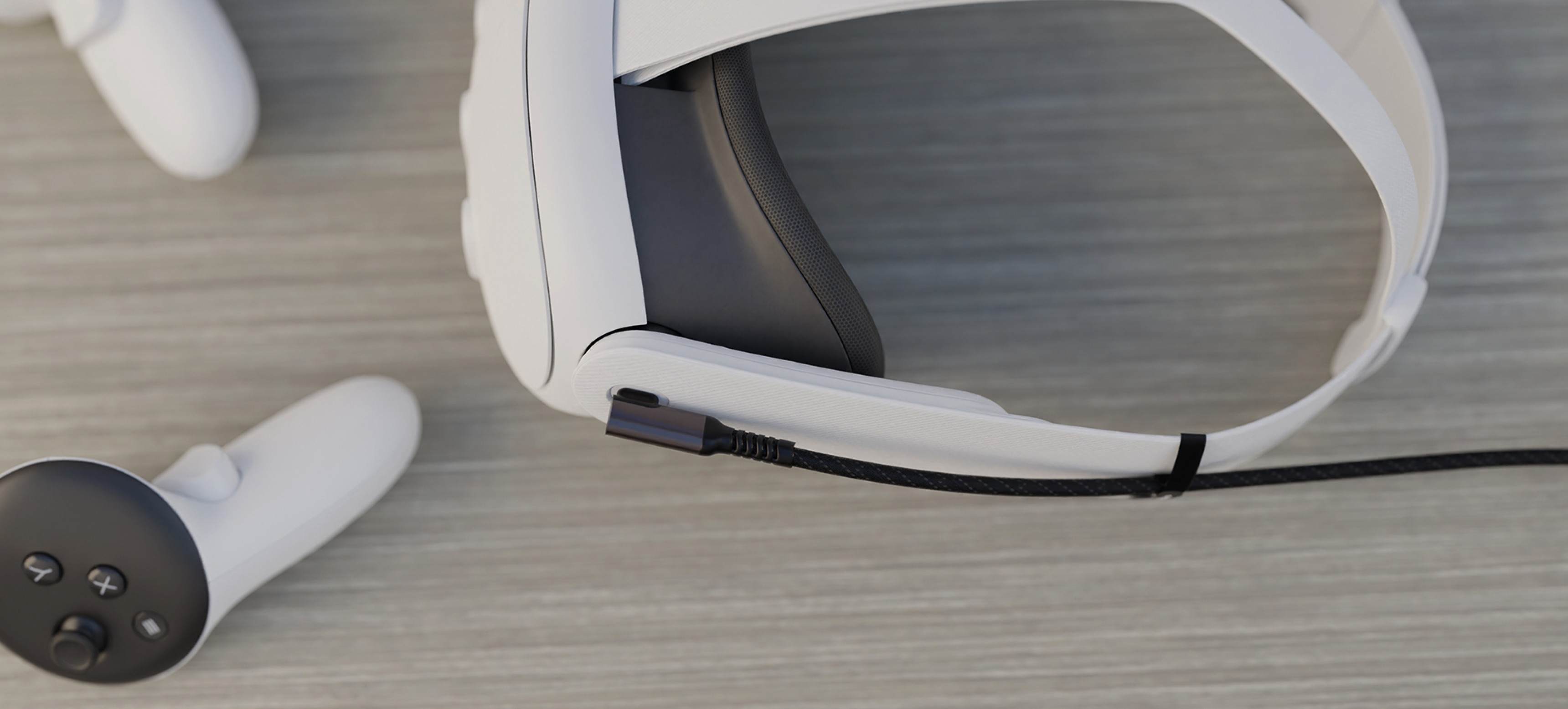 Schwarzes USB-C-Stecker-zu-Stecker-Kabel, 3 m lang, in der Nähe eines weißen VR-Headsets und Controllers auf einer Holzoberfläche positioniert