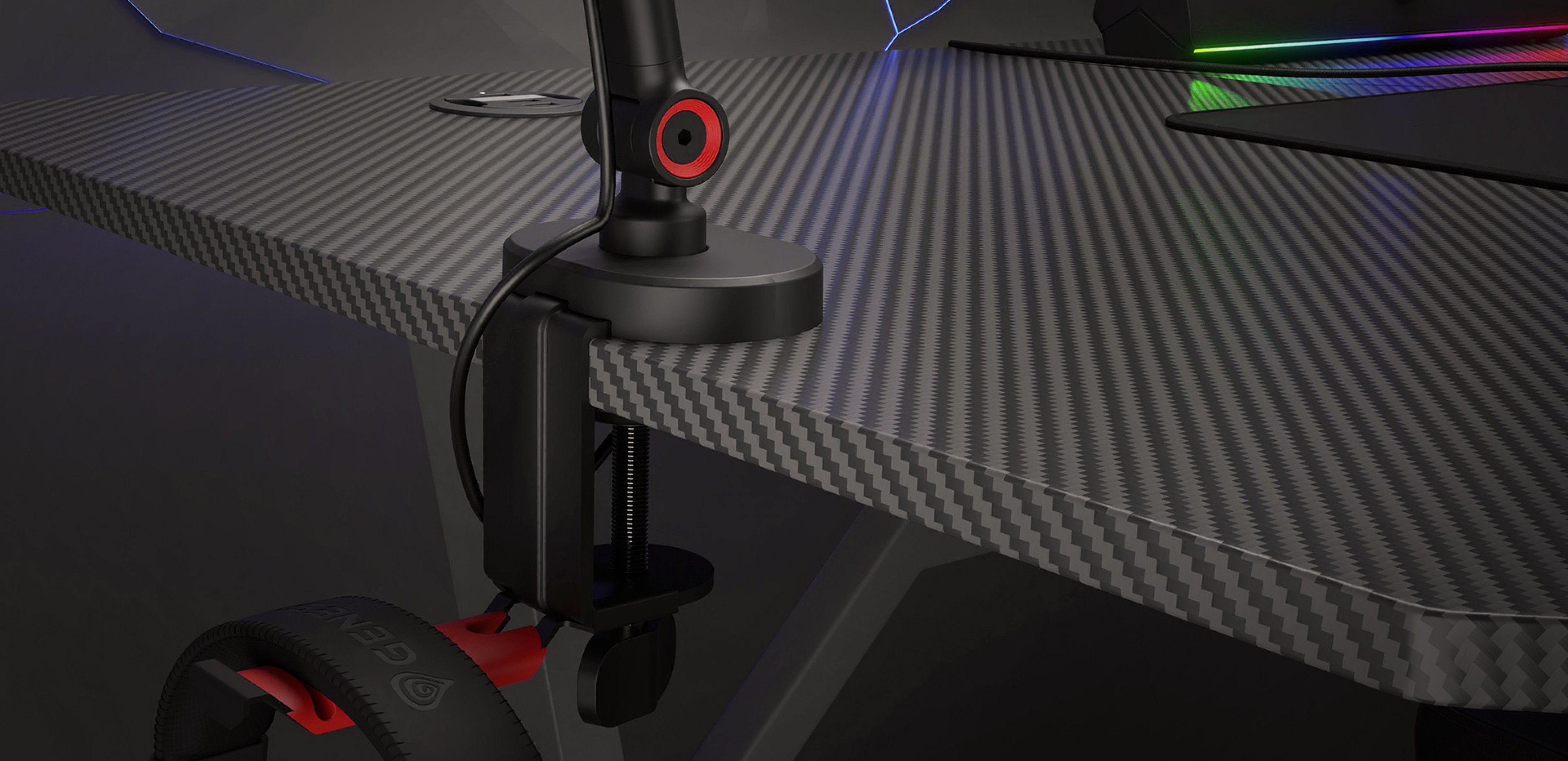 Mikrofonarm mit Headset-Halterung, der an einem Gaming-Pult befestigt wird, mit schlichtem schwarzen Design und roten Akzenten