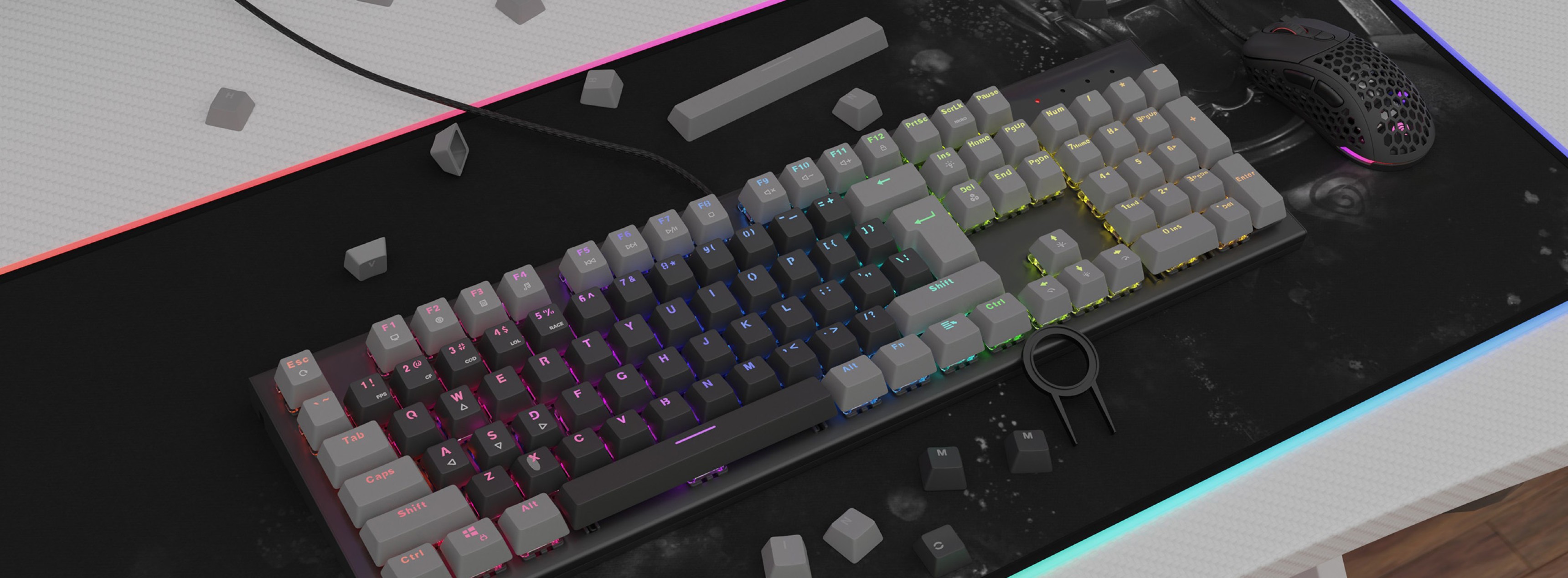 Eine mechanische Tastatur mit farbenfroher RGB-Beleuchtung und grauen Double-Shot-Tastenkappen, platziert auf einem strukturierten Mousepad