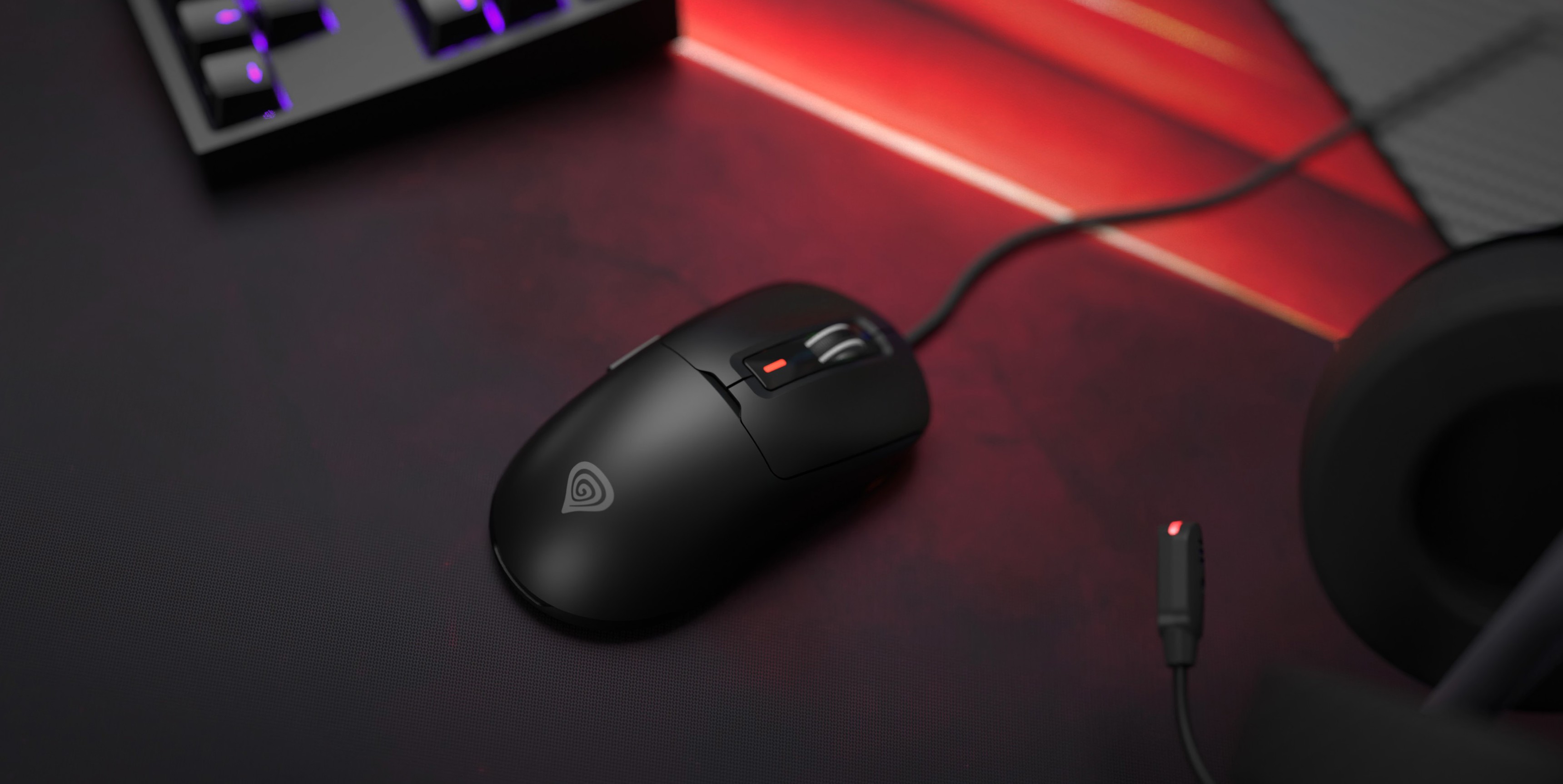 Schwarze Genesis Krypton 660 Gaming-Maus mit RGB-Beleuchtung, 12000 DPI und einem programmierbaren Design auf einer dunklen Gaming-Oberfläche