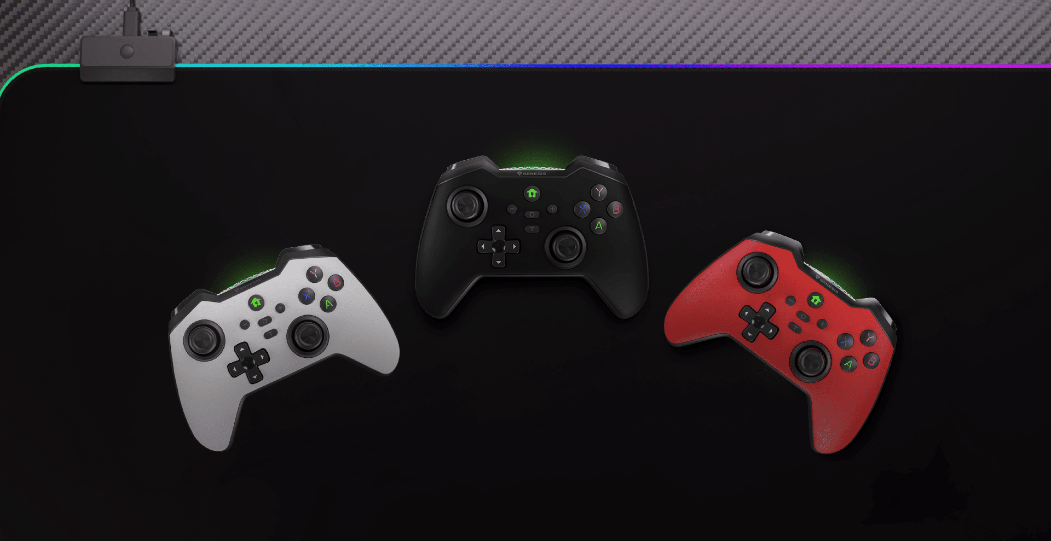 Drei kabellose Gamepads auf einer dunklen Oberfläche: ein schwarzes, ein weißes und ein rotes, jeweils mit farbigen LED-Anzeigen