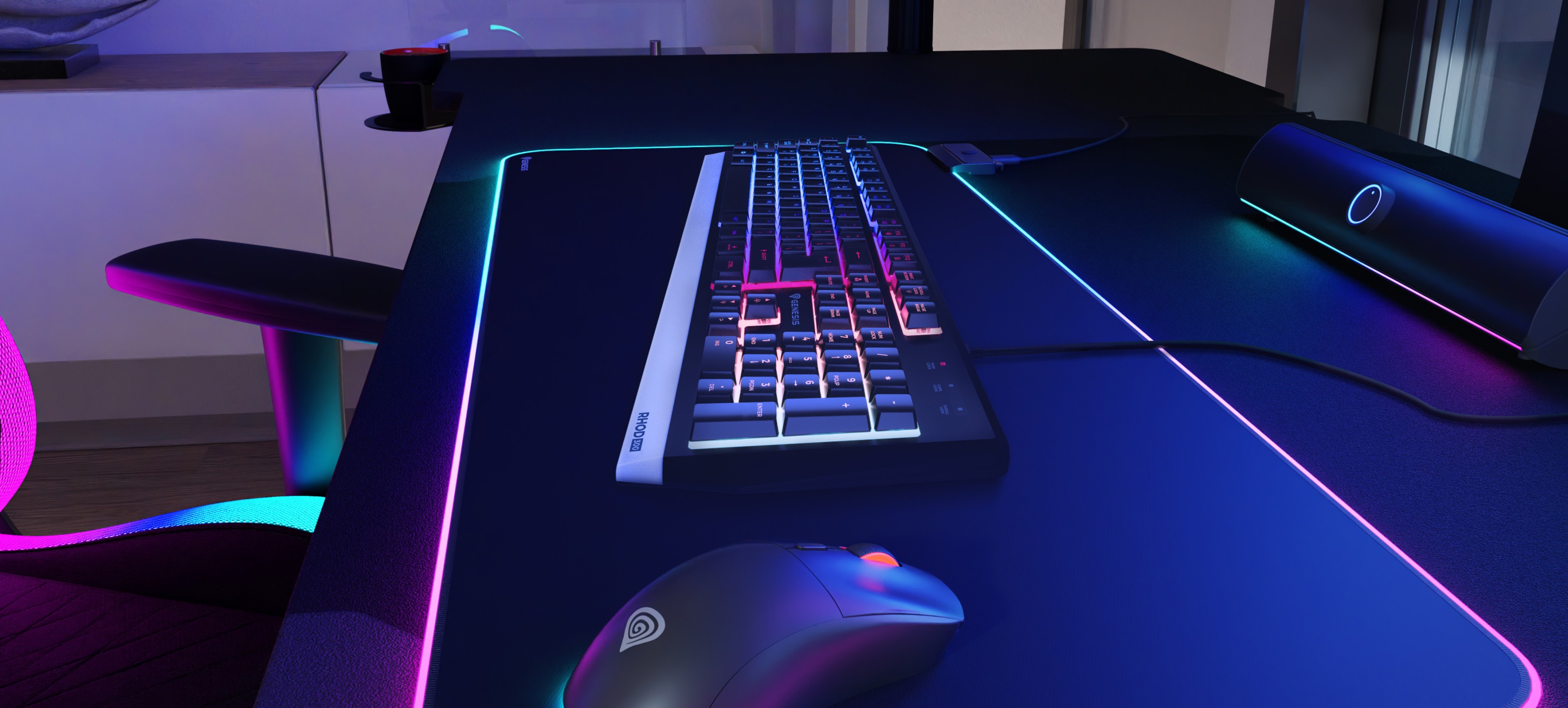 RGB-Gaming-Tastatur auf dem Schreibtisch mit einer Gaming-Maus, mit beleuchteten Kanten und bunten Lichteffekten