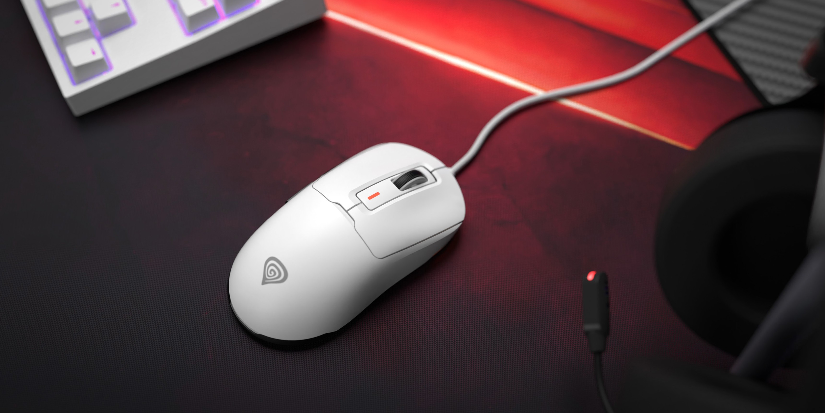Weiße RGB-Gaming-Maus mit programmierbaren Tasten und kabelgebundenem Anschluss, die auf einem rot beleuchteten Mauspad steht