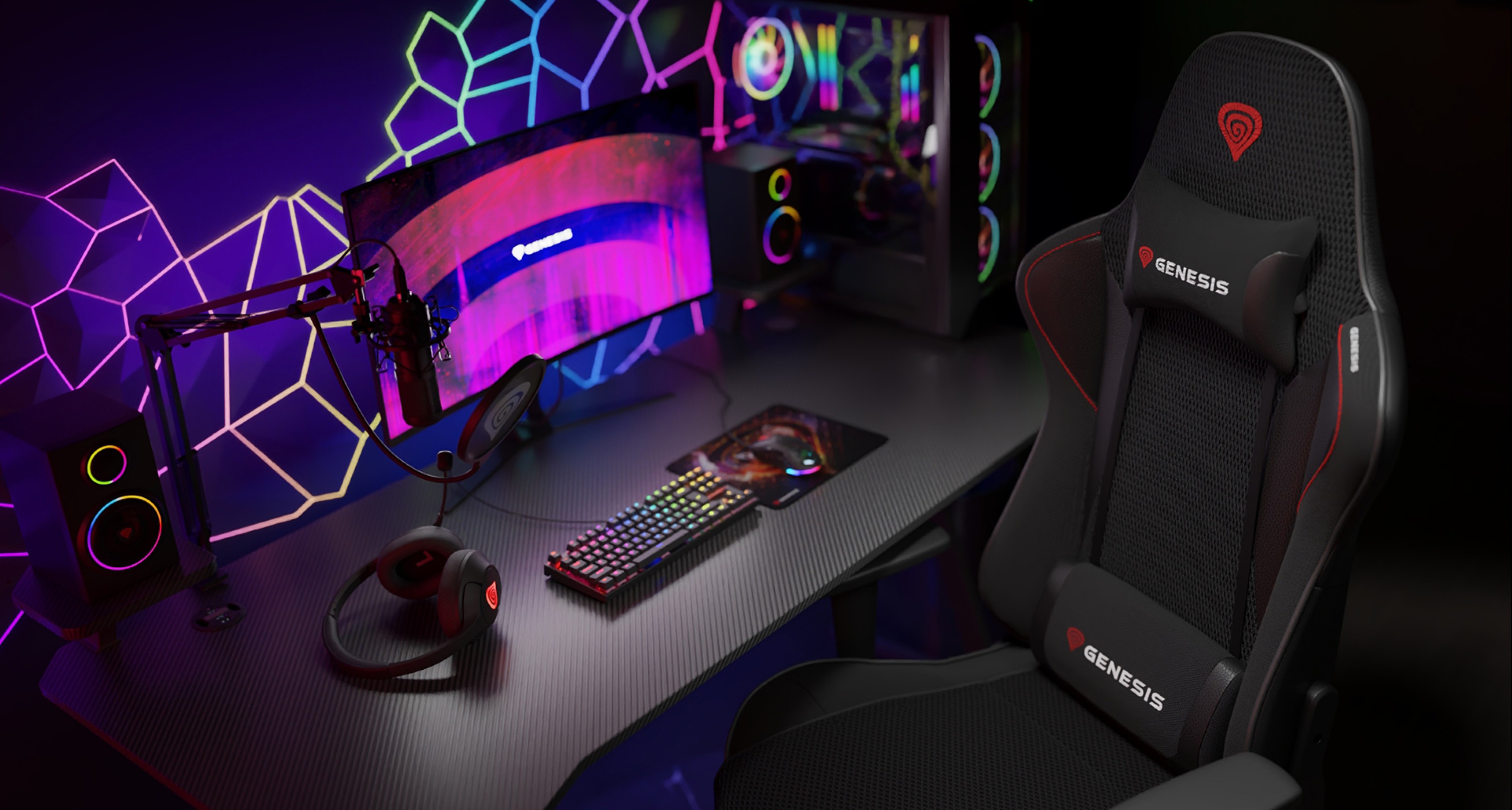 Der schwarze Genesis Nitro 440 G2 Mesh-Gaming-Stuhl steht neben einem eleganten Gaming-Setup mit einem leuchtenden Monitor und RGB-Peripheriegeräten