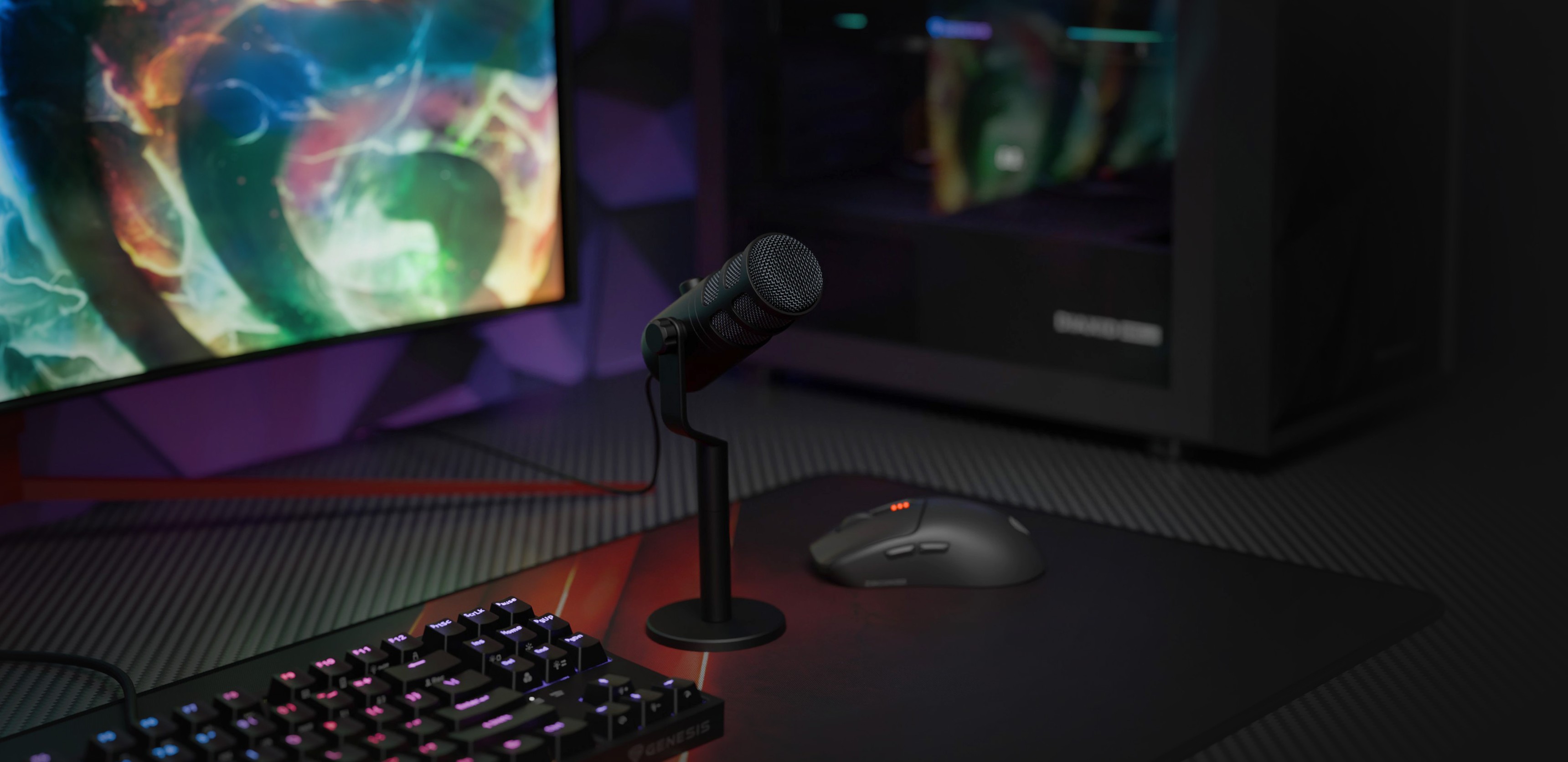 Dynamisches USB-Mikrofon auf einem Ständer mit Tastatur und Maus vor einem bunten Gaming-Monitor-Hintergrund