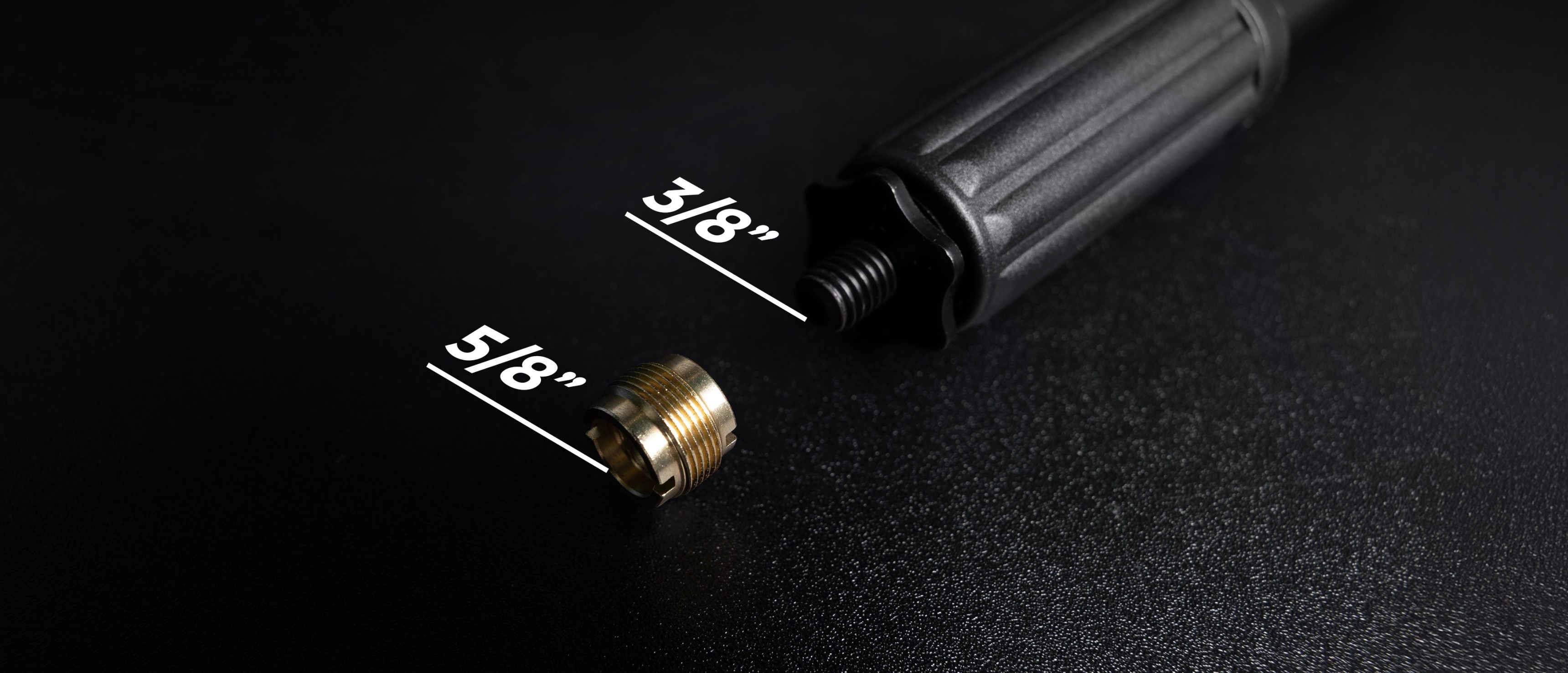 Mikrofonständer mit abnehmbarem Schraubadapter, der die Maße 3/8" und 5/8" auf einem dunklen Hintergrund zeigt