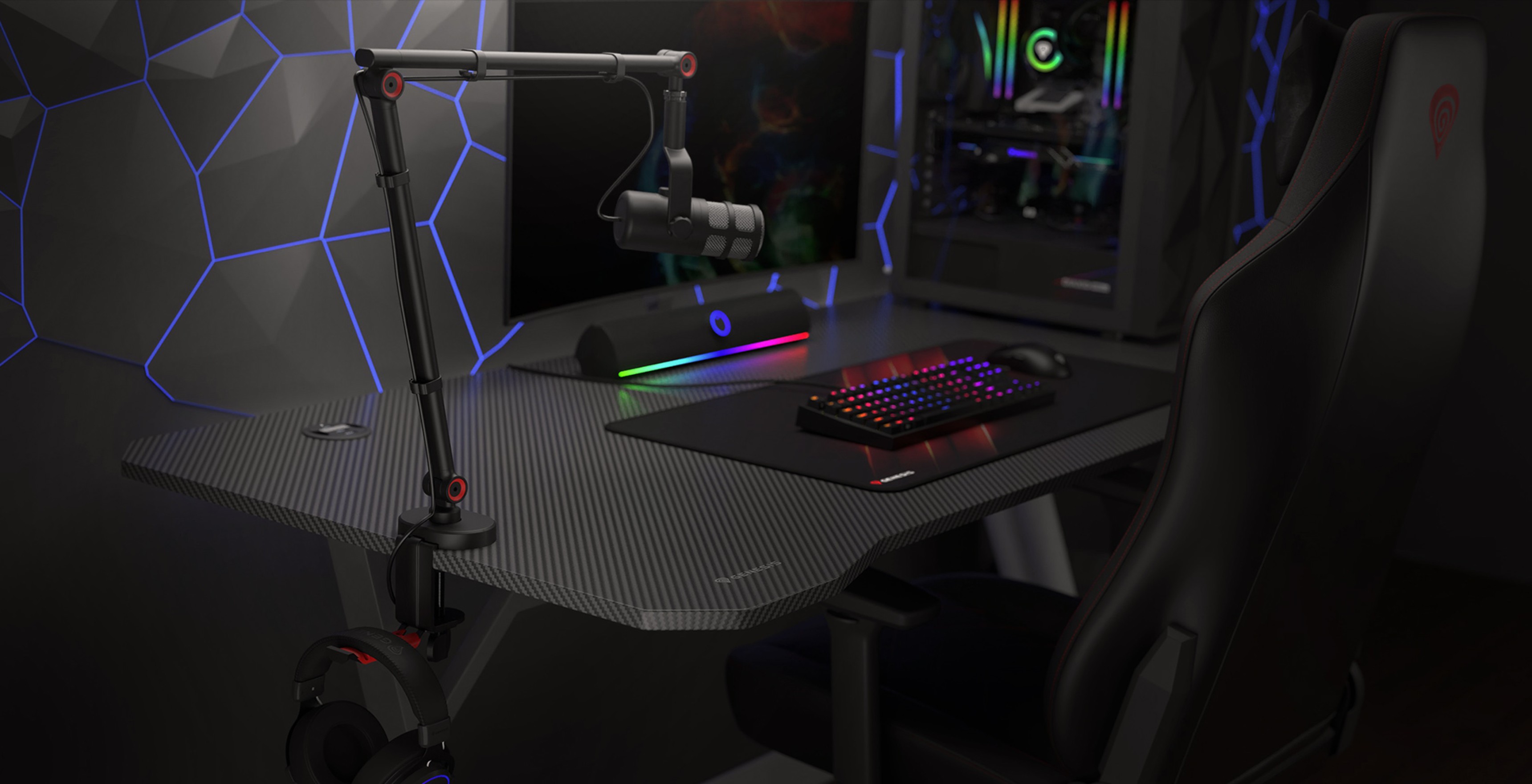 Mikrofonarm mit Headset-Halterung, positioniert auf einem eleganten Gaming-Tisch mit Tastatur und farbiger Beleuchtung