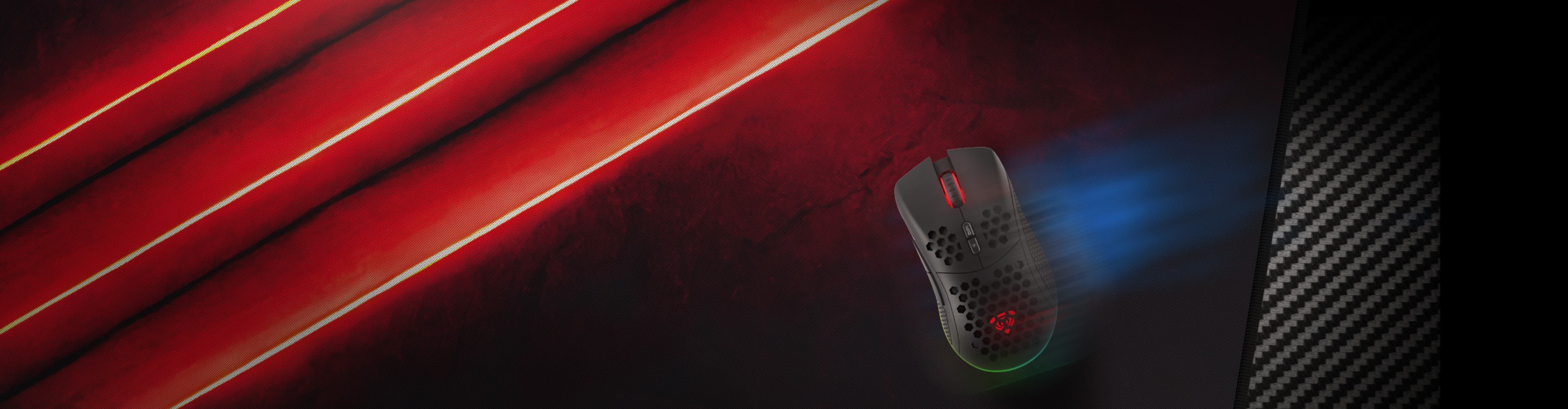Großes Gaming-Mauspad mit Karbontextur, roten Lichtstreifen und schlankem Design in den Maßen 900x450 mm.