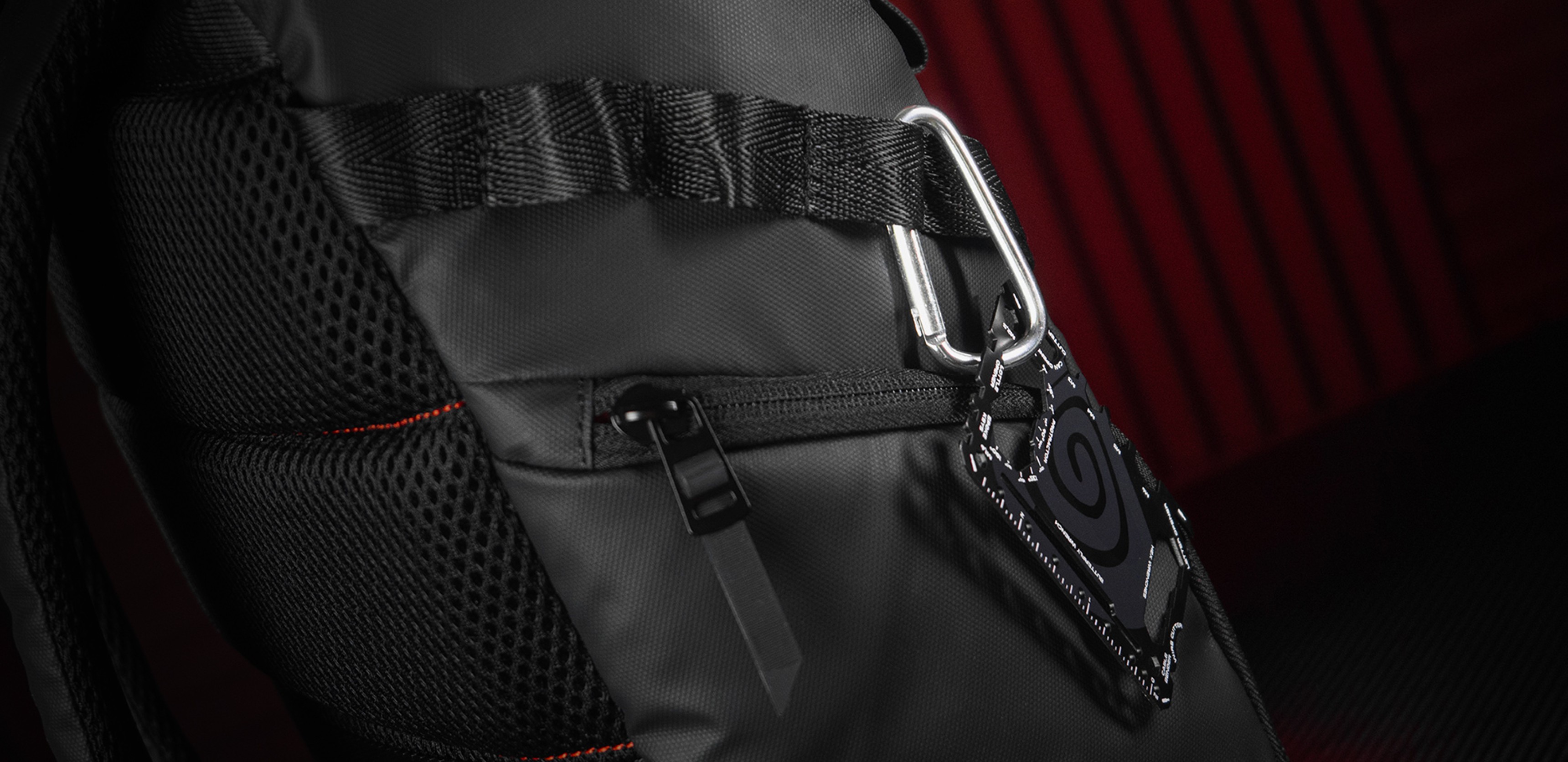 Schwarzer Laptop-Rucksack mit Mesh-Details und einem seitlich angebrachten Clip, konzipiert für 15,6"-Laptops, mit 18L Fassungsvermögen