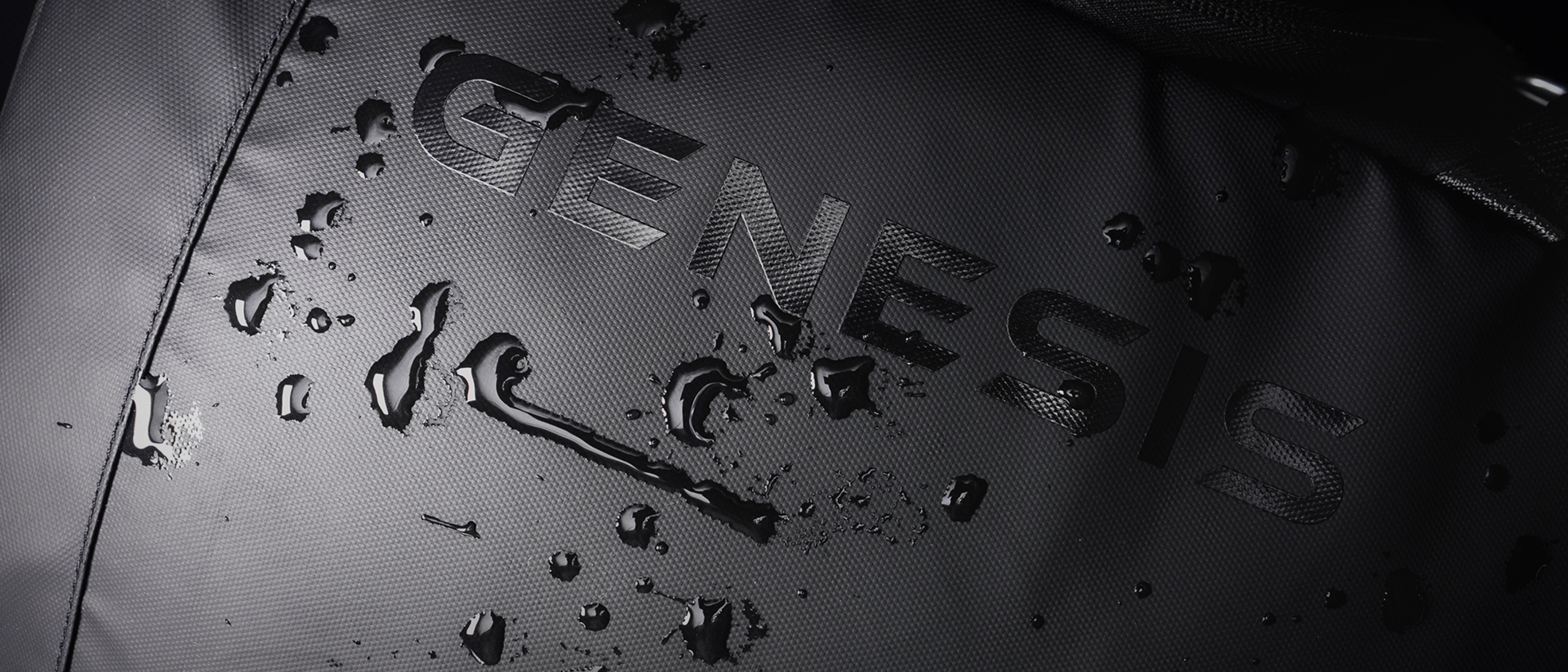 Nahaufnahme des Genesis Pallad 420 Laptop-Rucksacks mit einer schwarzen Oberfläche mit Wassertropfen und dem Markenlogo