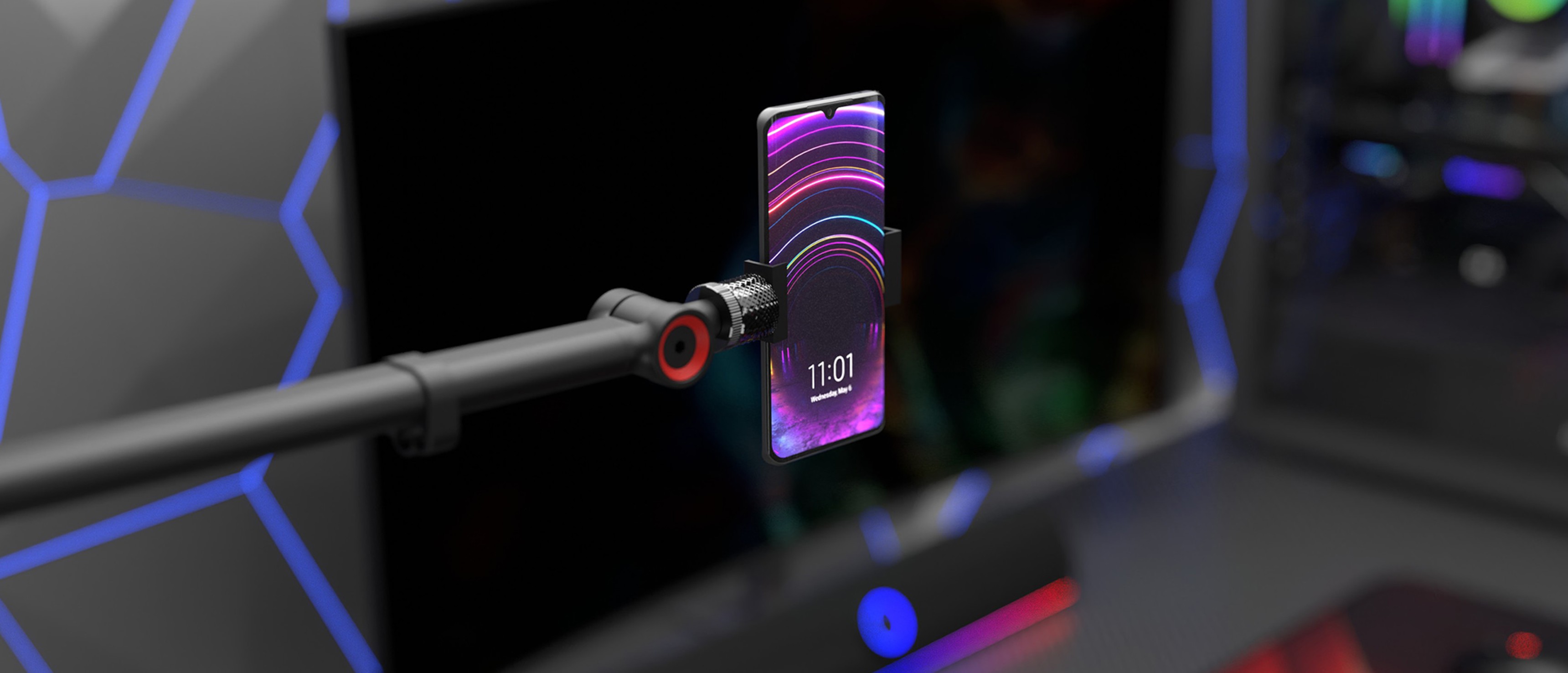 Mikrofonarm mit angeschlossenem Telefon, mit farbenfrohem Design, montiert auf einem Gaming-Setup mit LED-Akzenten
